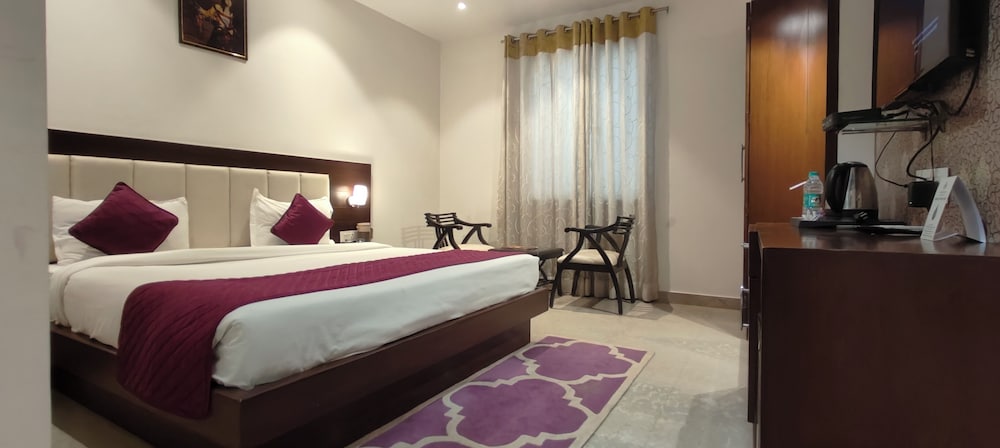 Фото Hotel Taj Heights