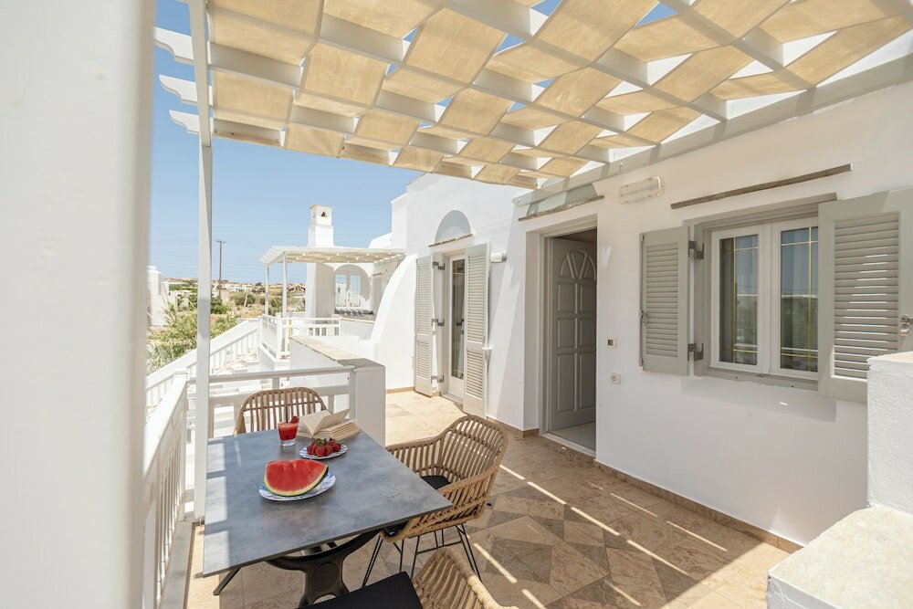 Фото Birikos Hotel & Suites