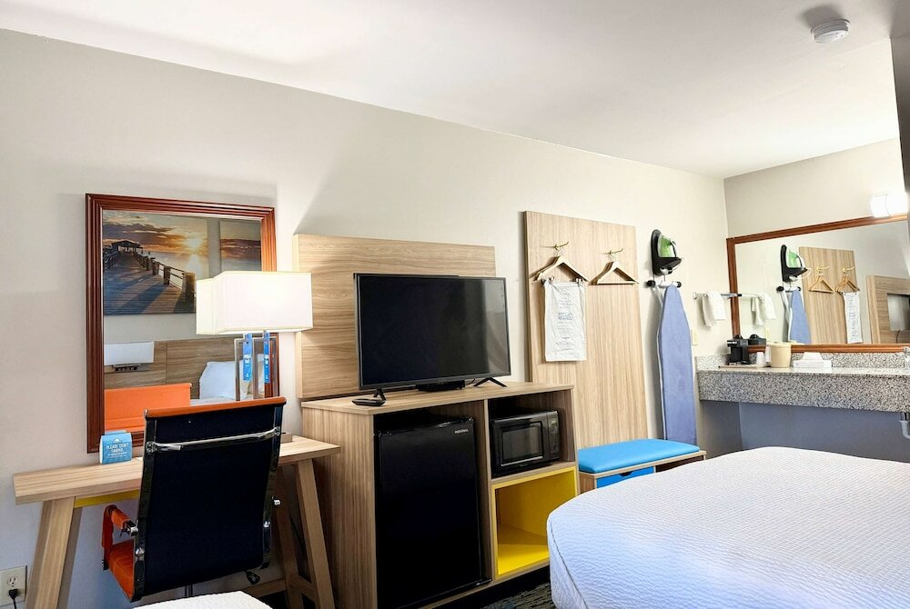 Фото Days Inn by Wyndham Greenville