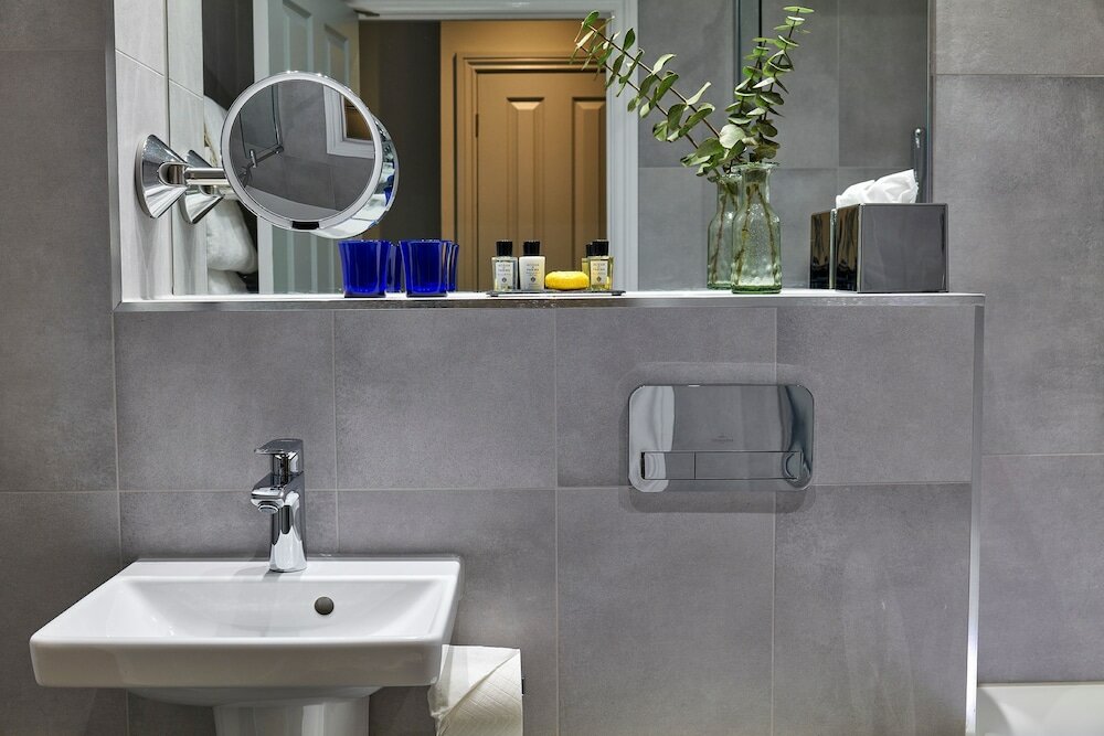 Фото Mandolay Hotel Guildford