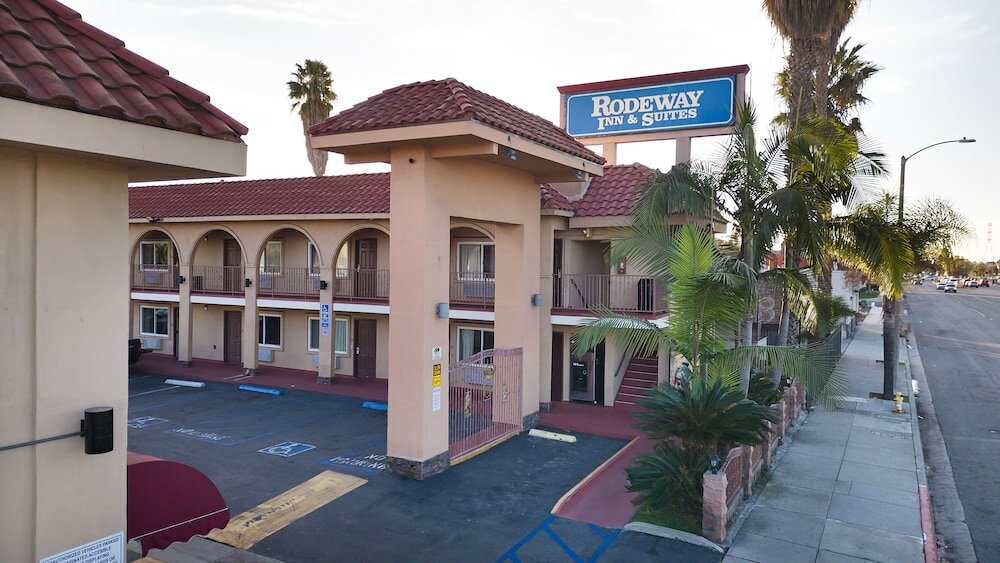 Фото Rodeway Inn & Suites