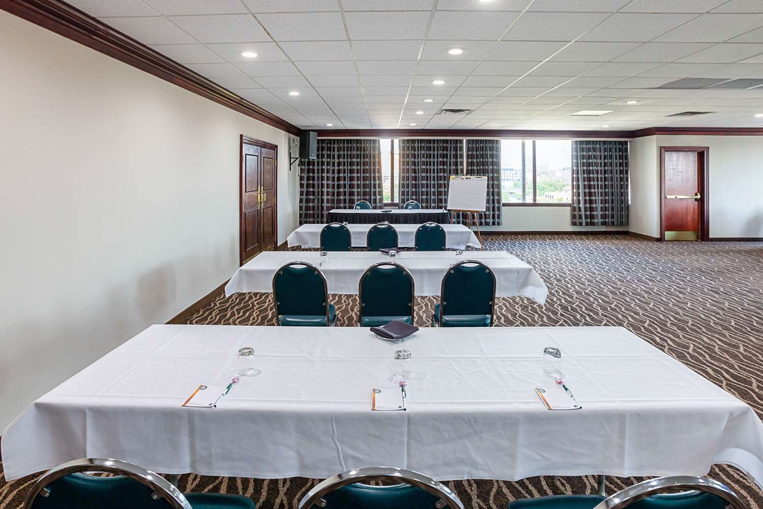 Фото Quality Inn & Suites Cincinnati Downtown