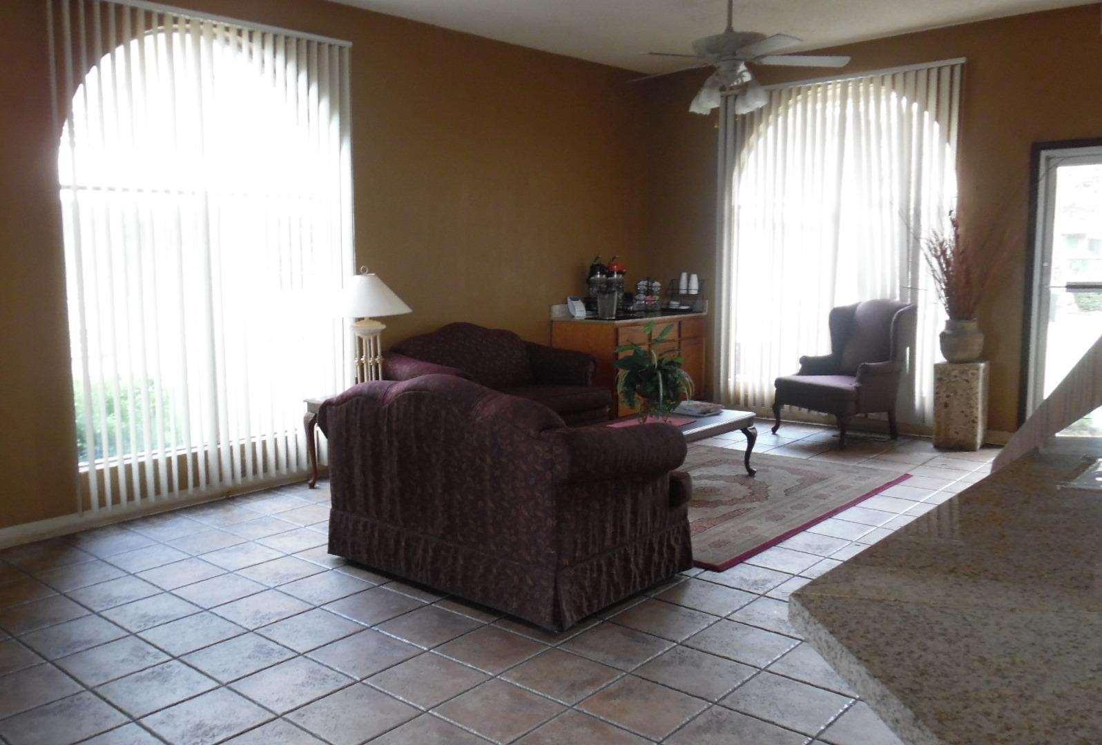 Фото Red Roof Inn & Suites Oklahoma City Southwest