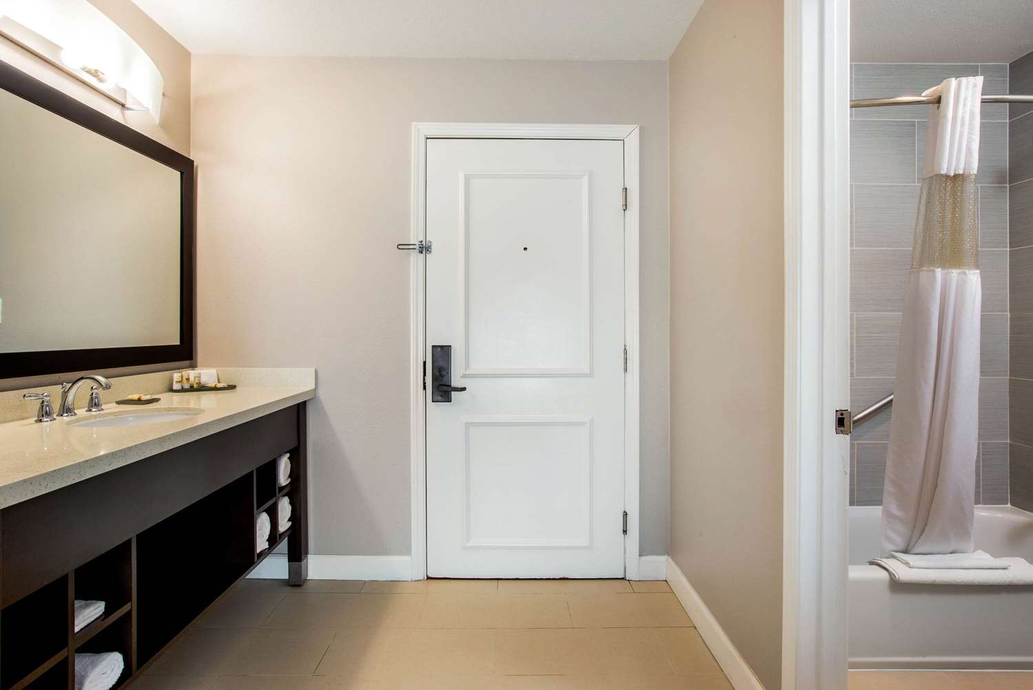 Фото La Quinta Inn & Suites by Wyndham Pomona