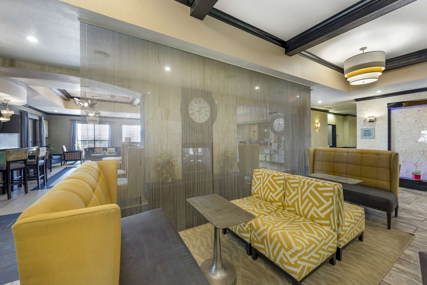 Фото Best Western Plus Emerald Inn & Suites