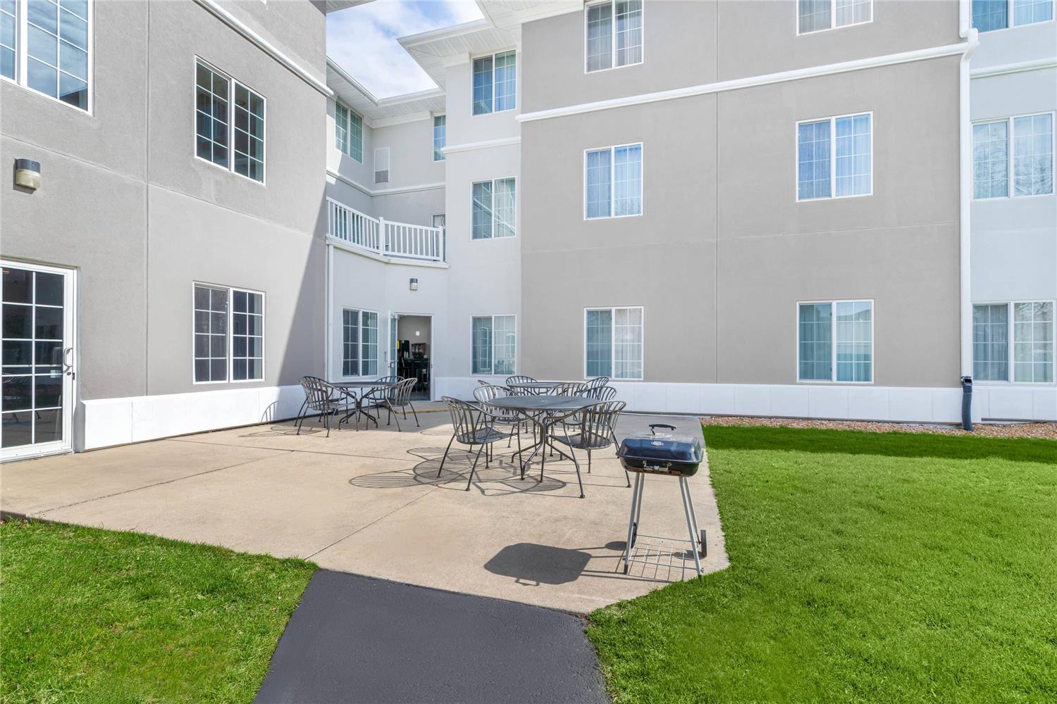 Фото MainStay Suites Madison Airport