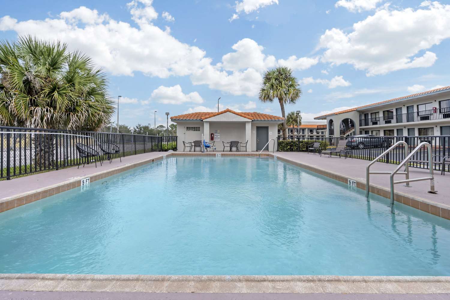 Фото Days Inn & Suites by Wyndham Orlando East Ucf Area