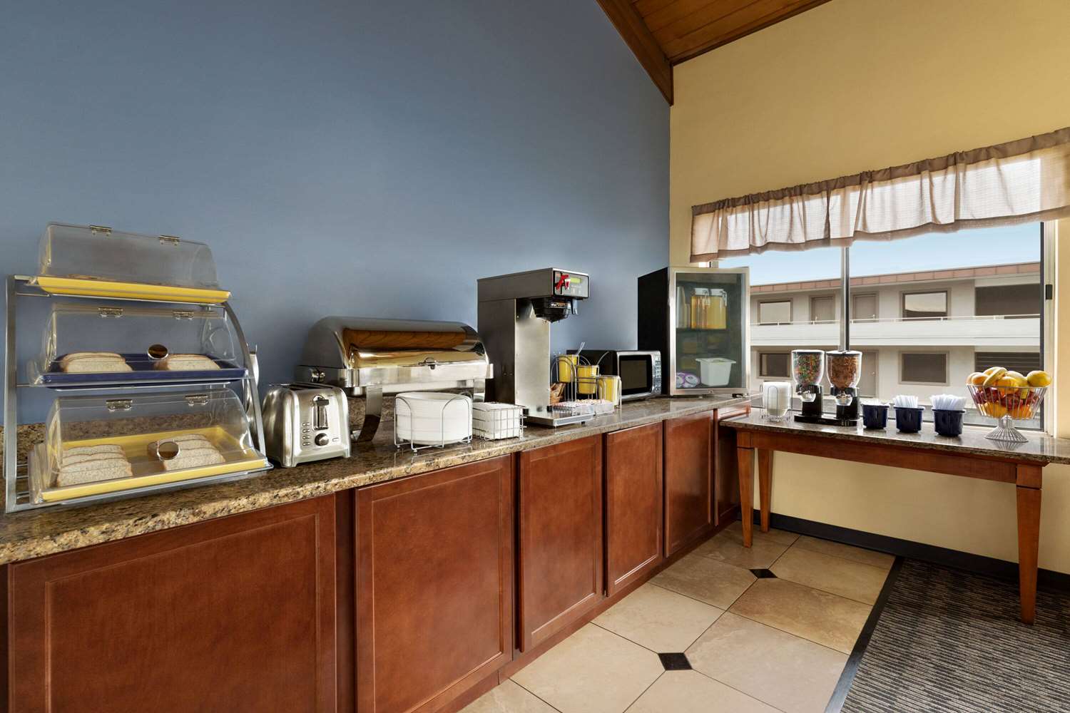 Фото Days Inn by Wyndham Oak Ridge Knoxville