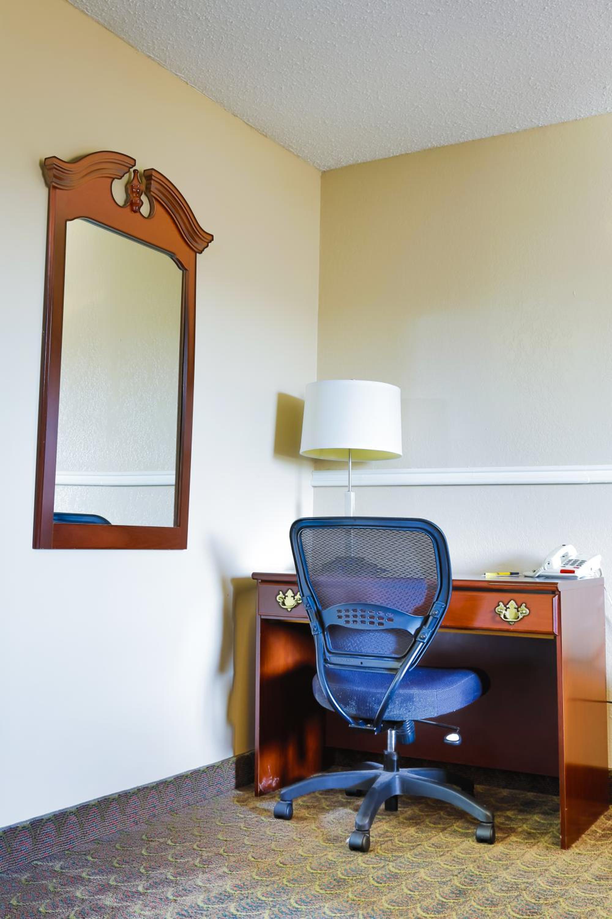 Фото Super 8 by Wyndham Charlotte University