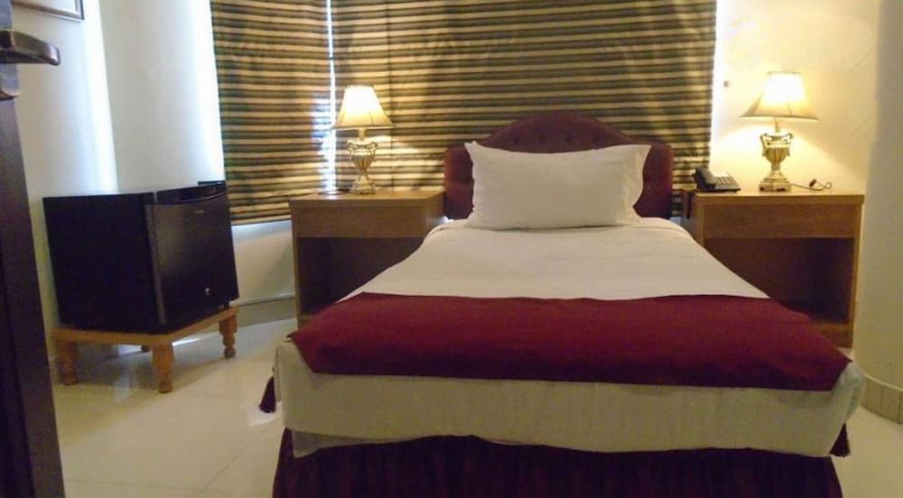 Фото Panoramic Hotel - Mall Road Lahore