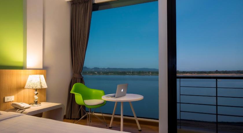 Фото The River Hotel