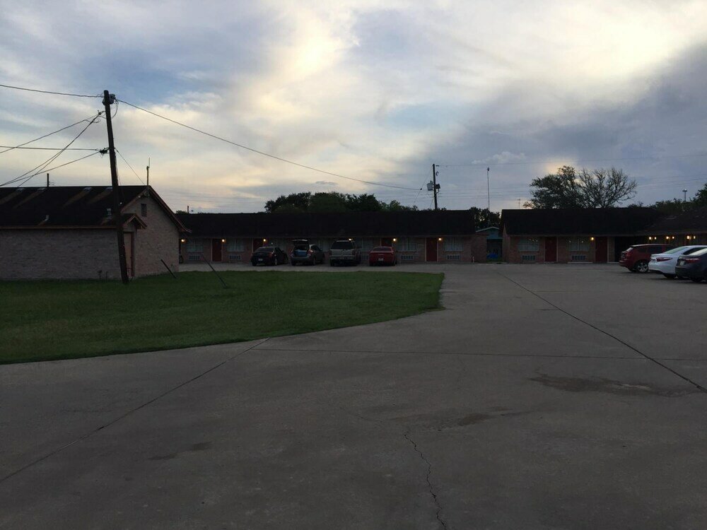 Фото Lakeside Inn & Suites