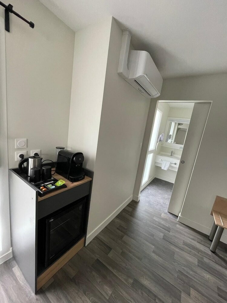 Фото Wood Inn Hôtel Aéroport Bordeaux-Mérignac