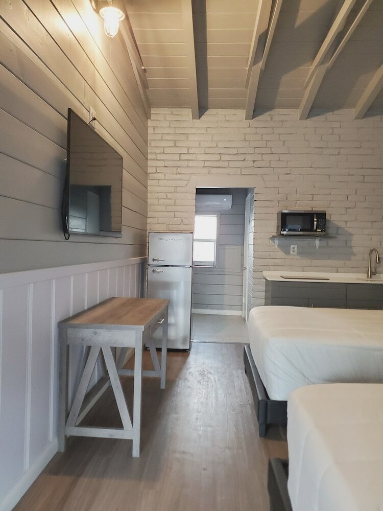 Фото Hollywood Gardens Inn & Suites