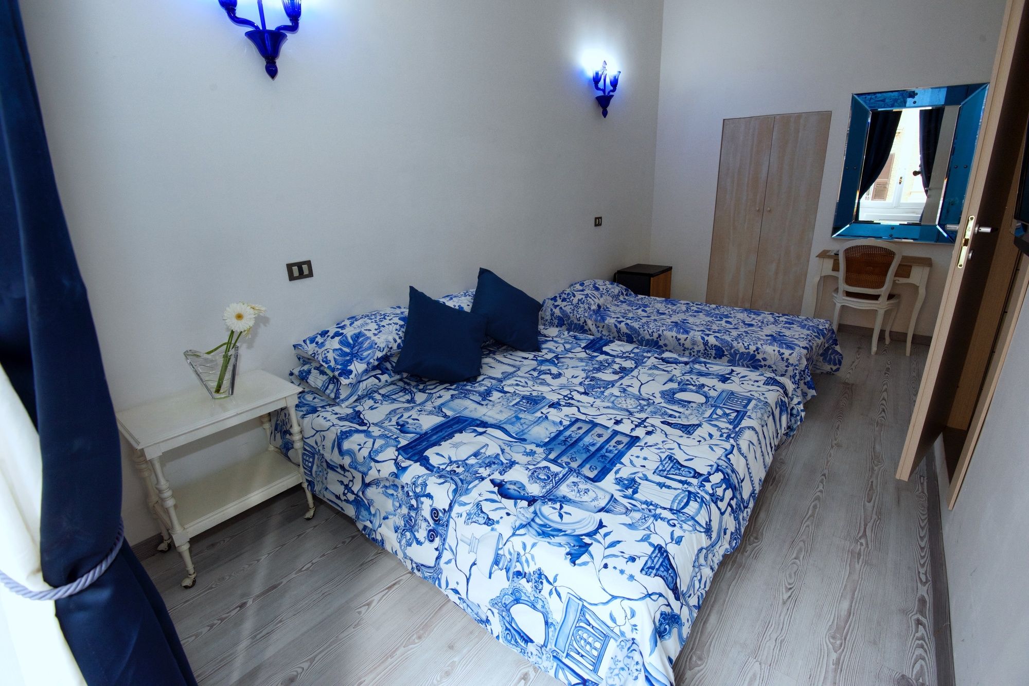 Фото White Vatican