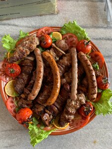 Uning mushukiga kimdir kirib kelganiga qasam ichadi.