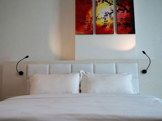 Фото Pine Garden Hotel