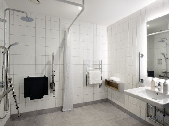 Фото Leonardo Hotel Bristol City