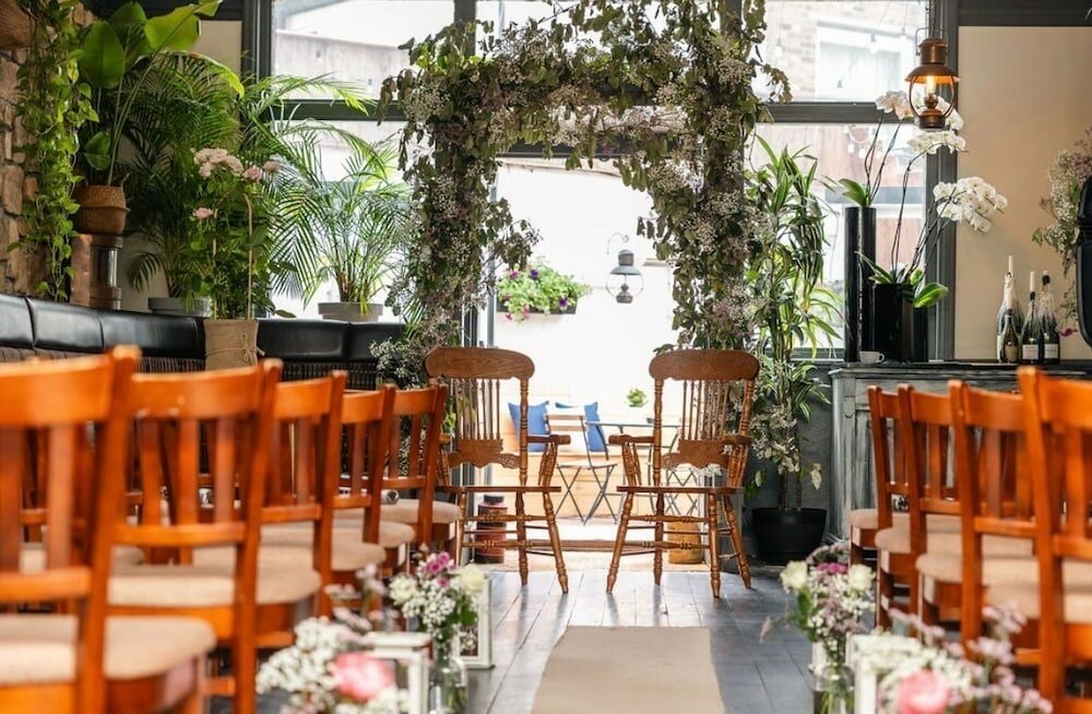 Фото The Captain Cook Hotel