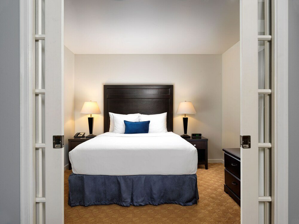 Фото Huntingdon Manor Hotel