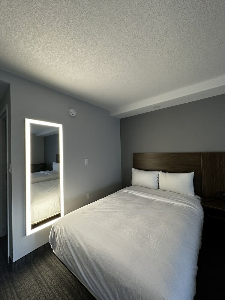 Фото Travelodge by Wyndham Regina