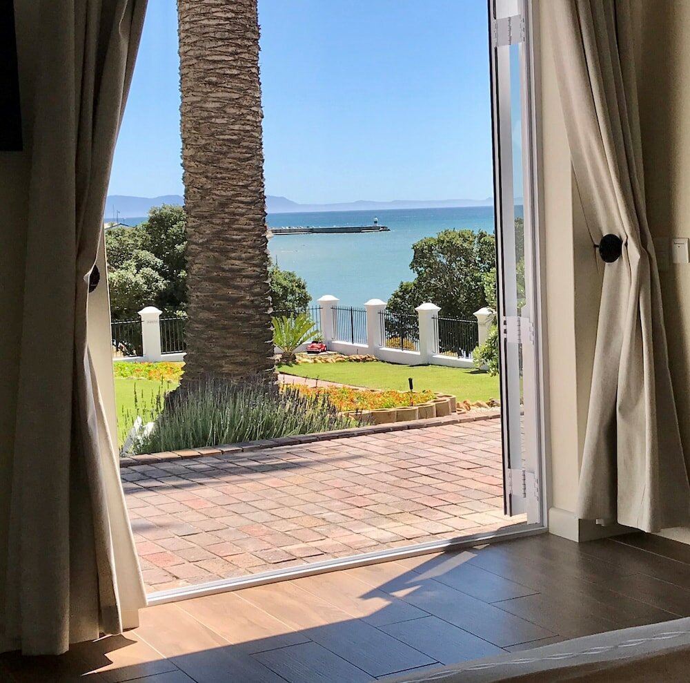 Фото Manor on the Bay