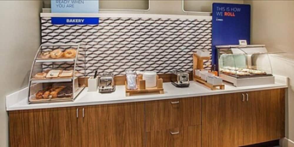 Фото Holiday Inn Express Minneapolis West Plymouth, an Ihg Hotel