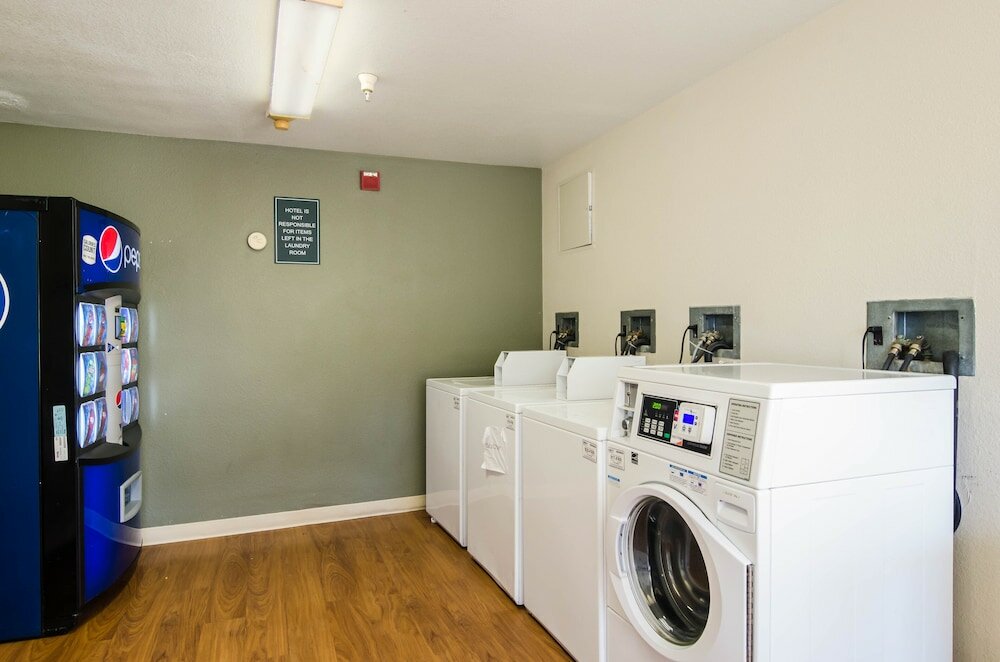 Фото HomeTowne Studios by Red Roof Denver - Thornton