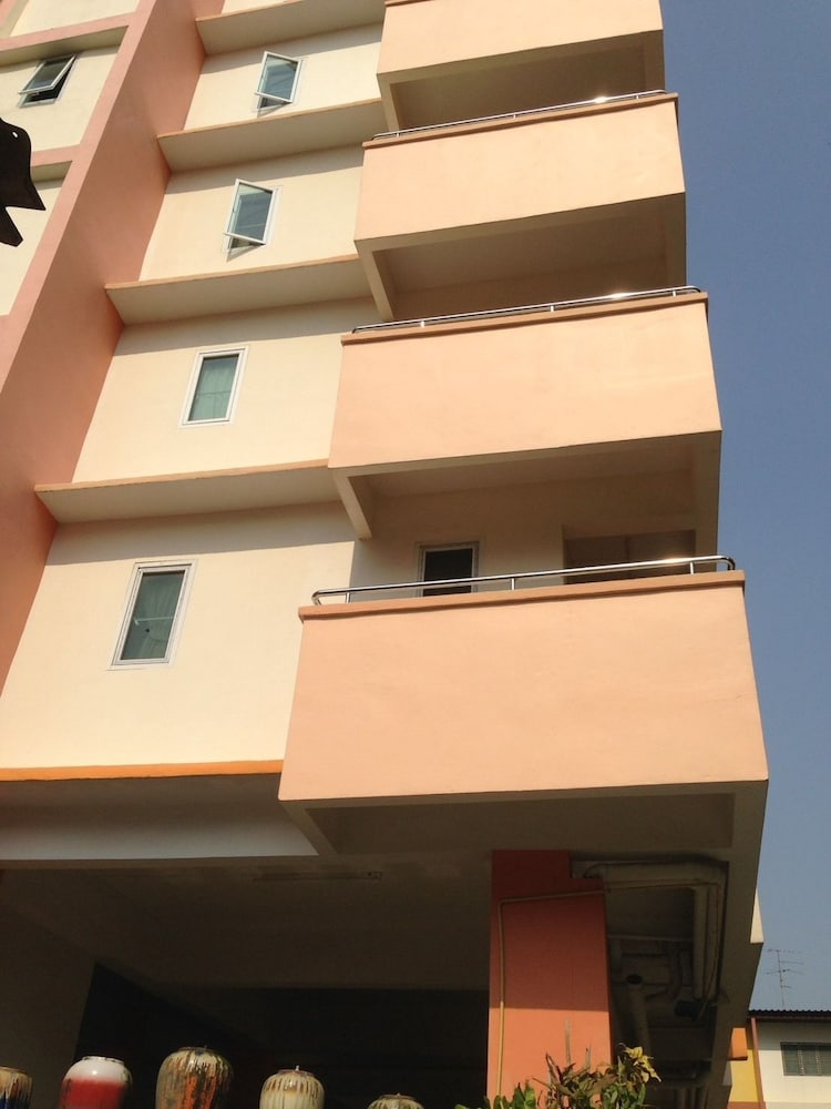 Фото Yaowamal Apartment