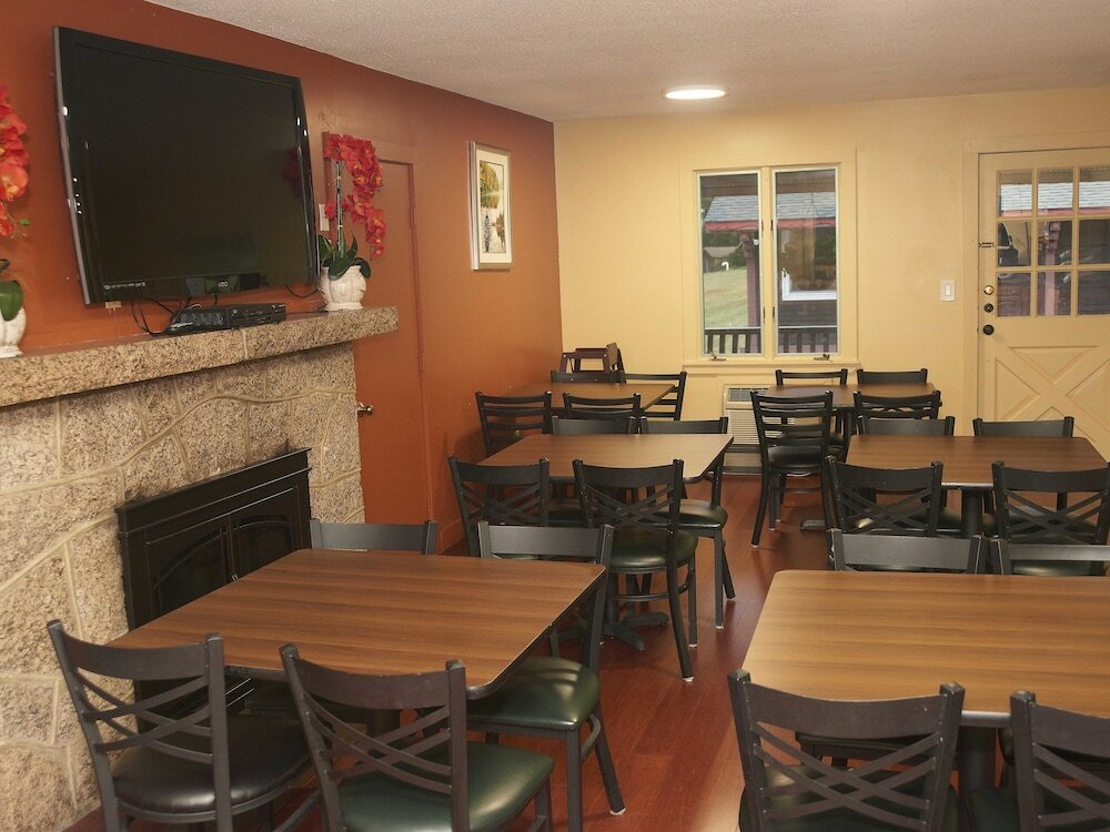 Фото Swiss Chalets Village Inn