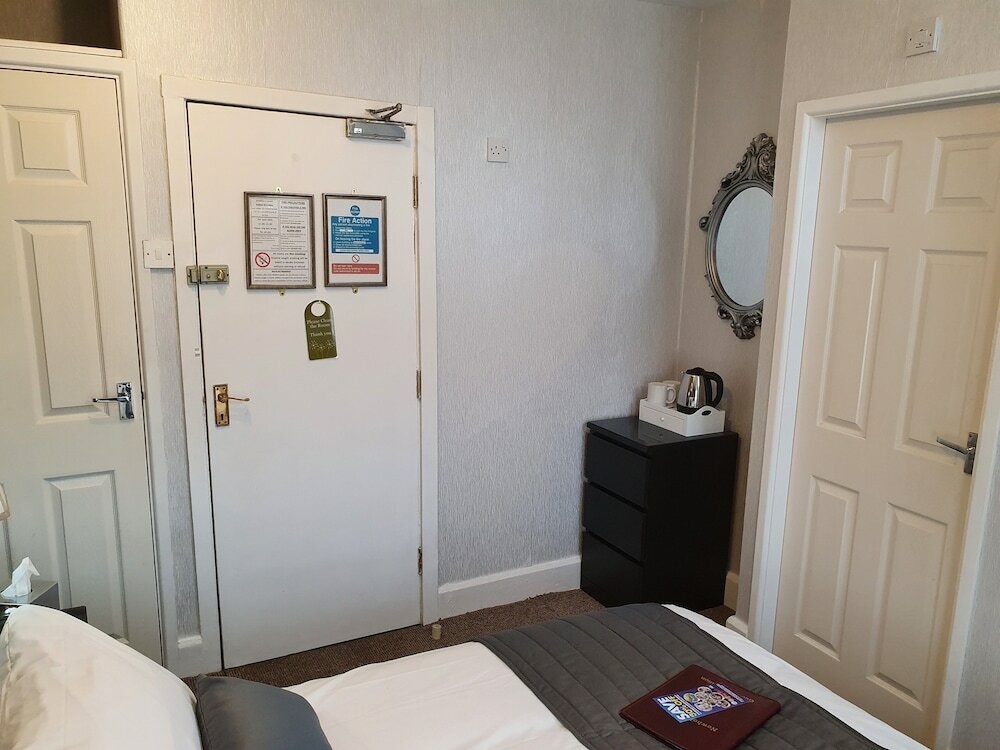 Фото Newholme Hotel