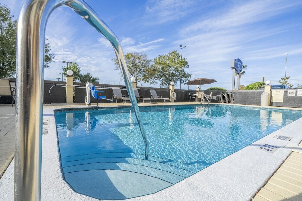 Фото Hampton Inn Spring Hill