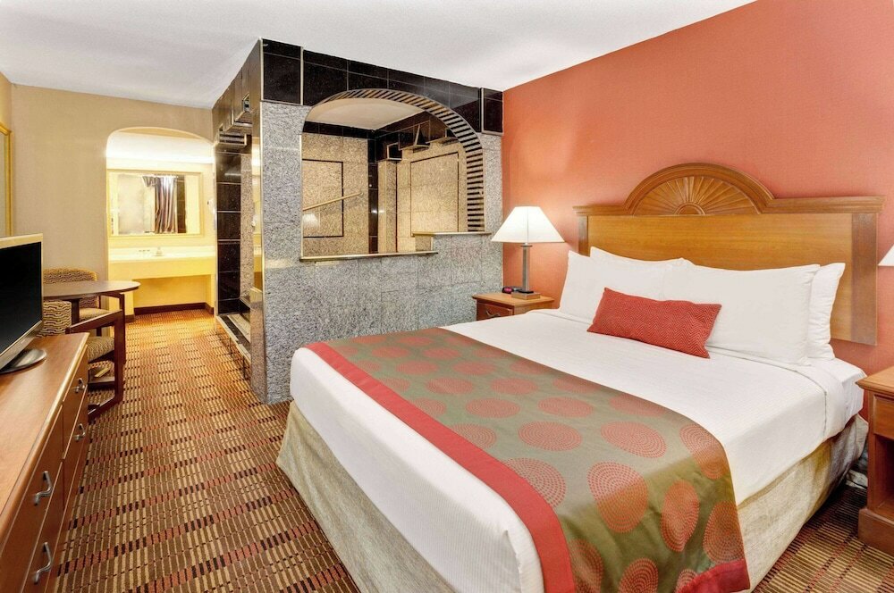 Фото Ramada by Wyndham Baltimore West