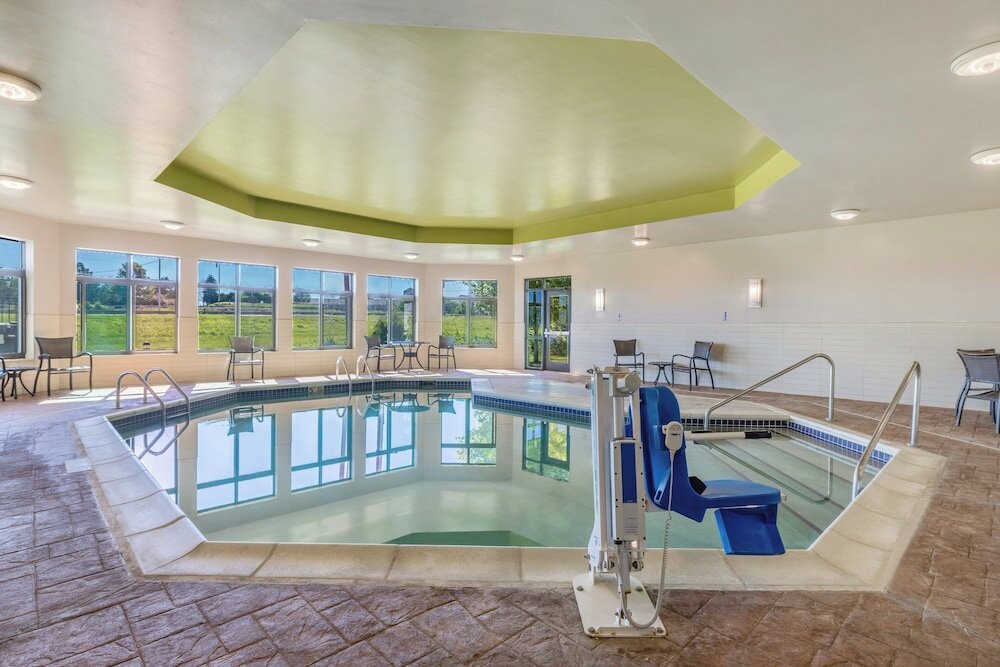 Фото Holiday Inn Express and Suites Kansas City Airport, an Ihg Hotel