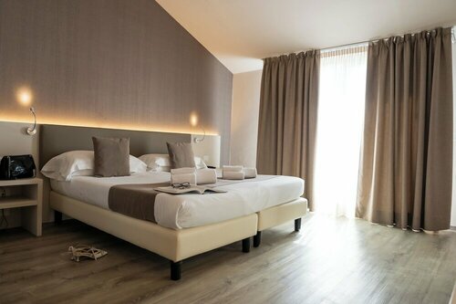 Внешний вид отеля Hotel Splendid Sole в Манерба-дель-Гарде, фото 3