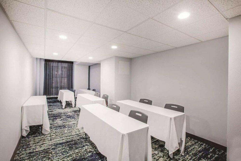 Фото Holiday Inn Express Dallas Downtown, an Ihg Hotel