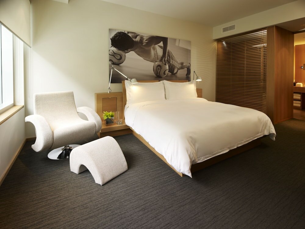 Фото Le Germain Hotel Maple Leaf Square