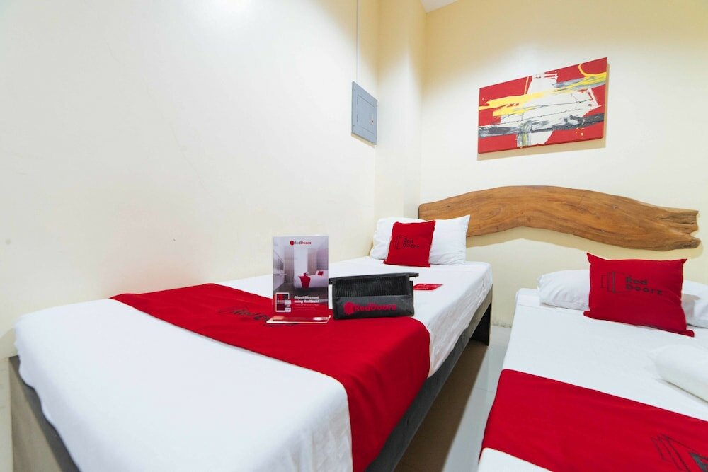 Фото RedDoorz near New Government Center