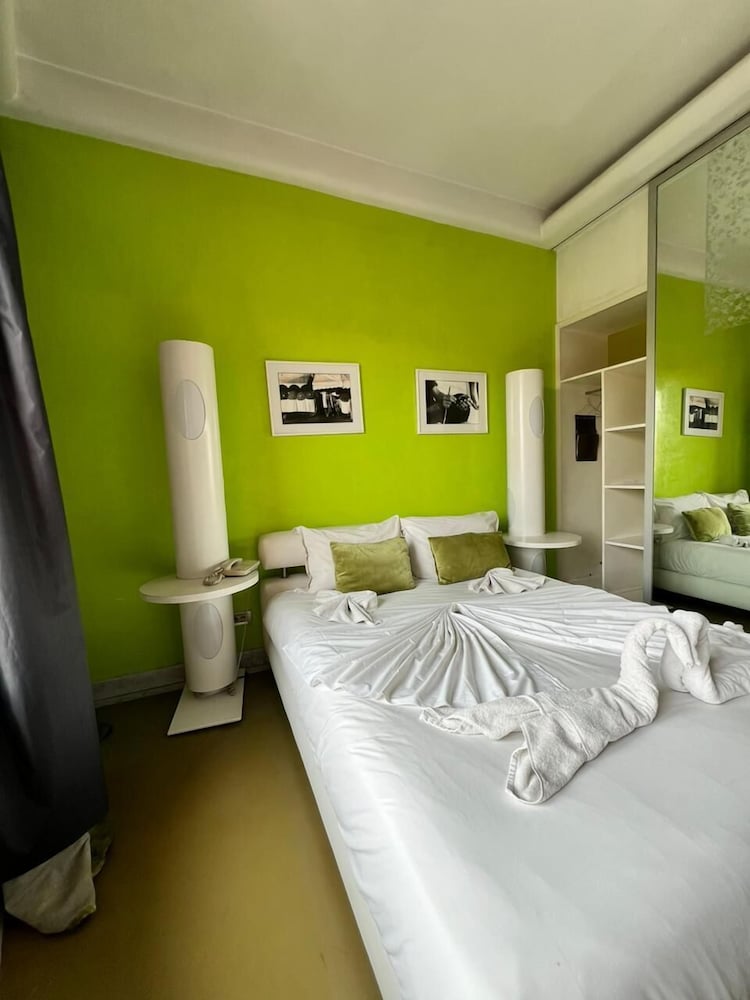 Фото La Renaissance Hotel