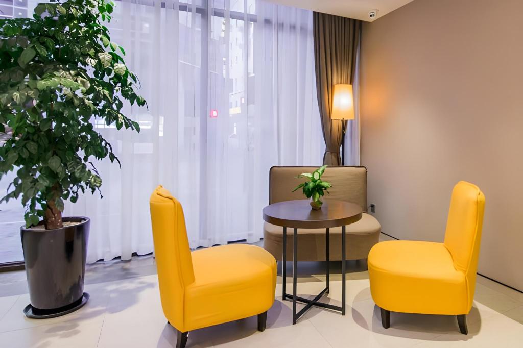 Фото Homeinn Plus Hotel Shanghai Bund Jinling East Road