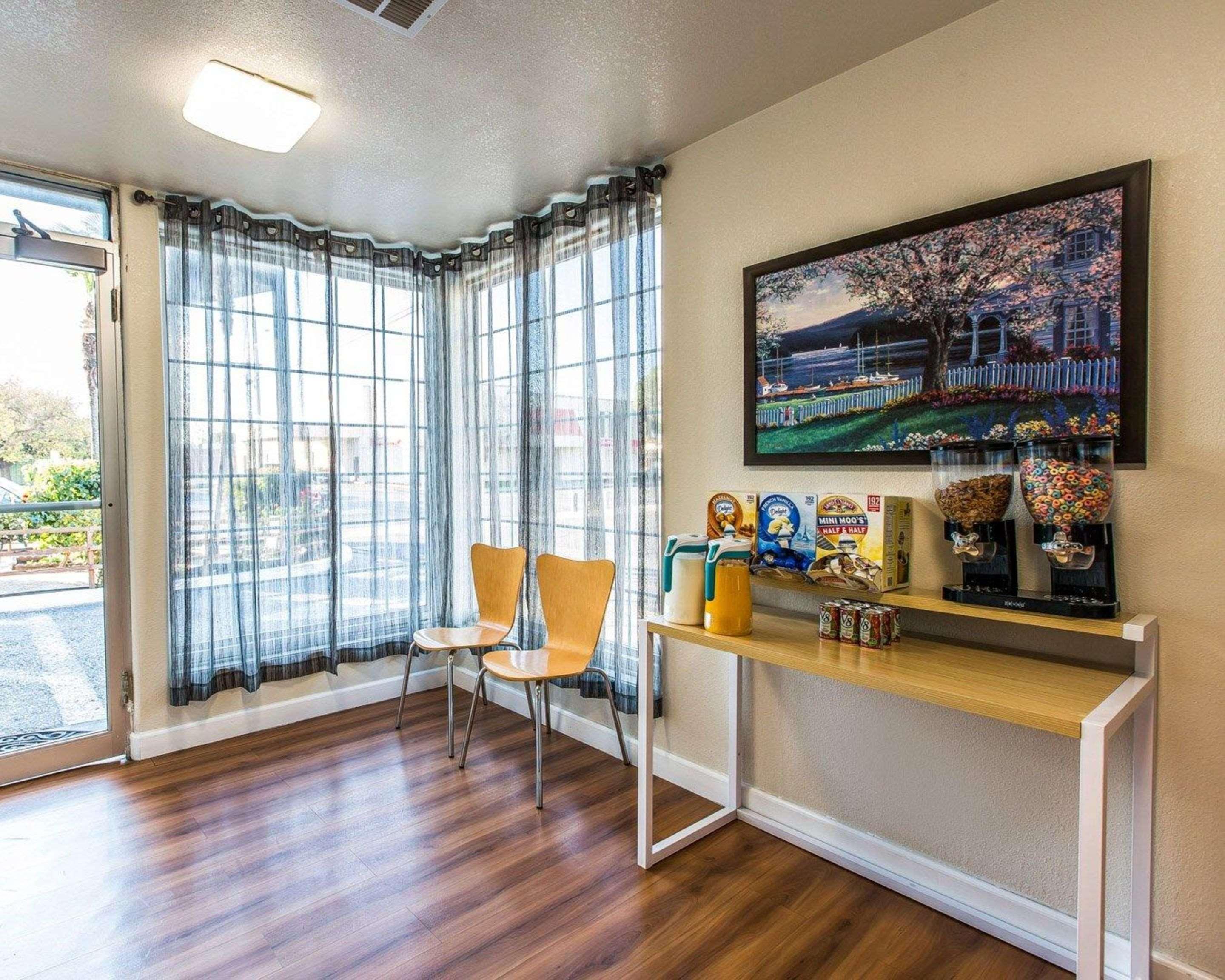 Фото Rodeway Inn Downtown Hanford