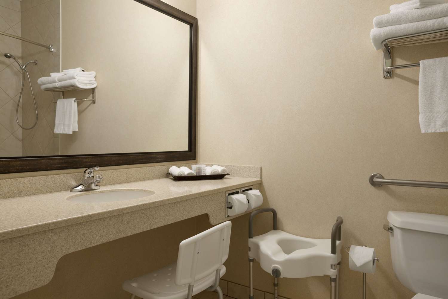 Фото Travelodge by Wyndham Strathmore