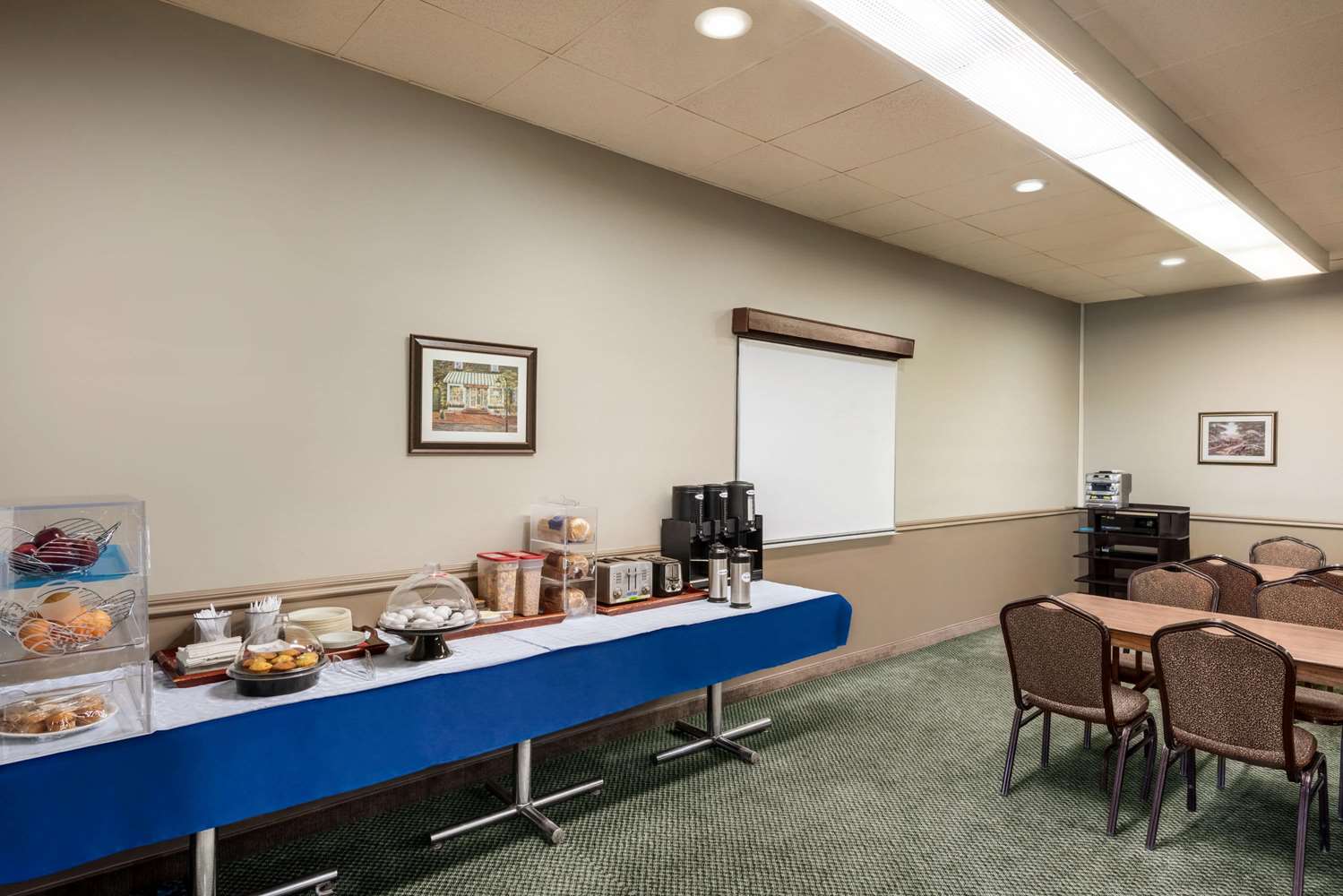 Фото Travelodge by Wyndham Swift Current