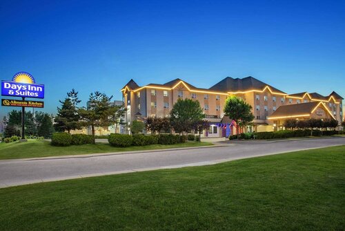 Внешний вид отеля Days Inn & Suites by Wyndham West Edmonton в Эдмонтоне, фото 1
