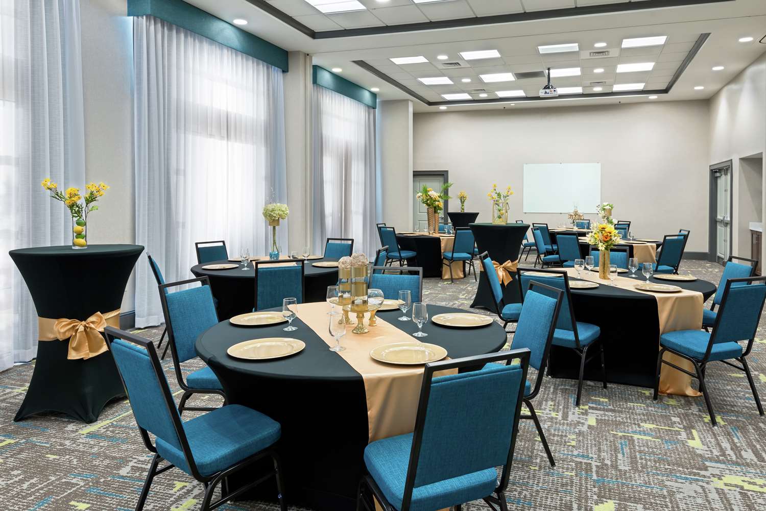 Фото Hampton Inn & Suites Orlando Airport @ Gateway Village