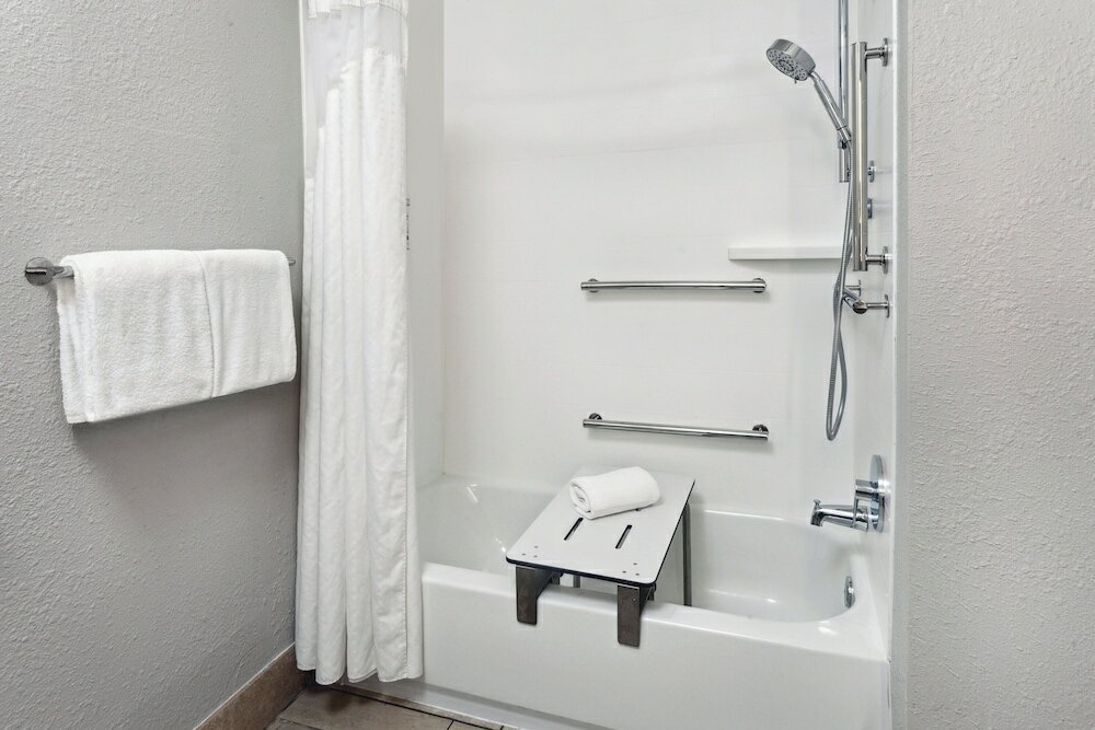 Фото Holiday Inn Express Cleveland Airport - Brookpark, an Ihg Hotel