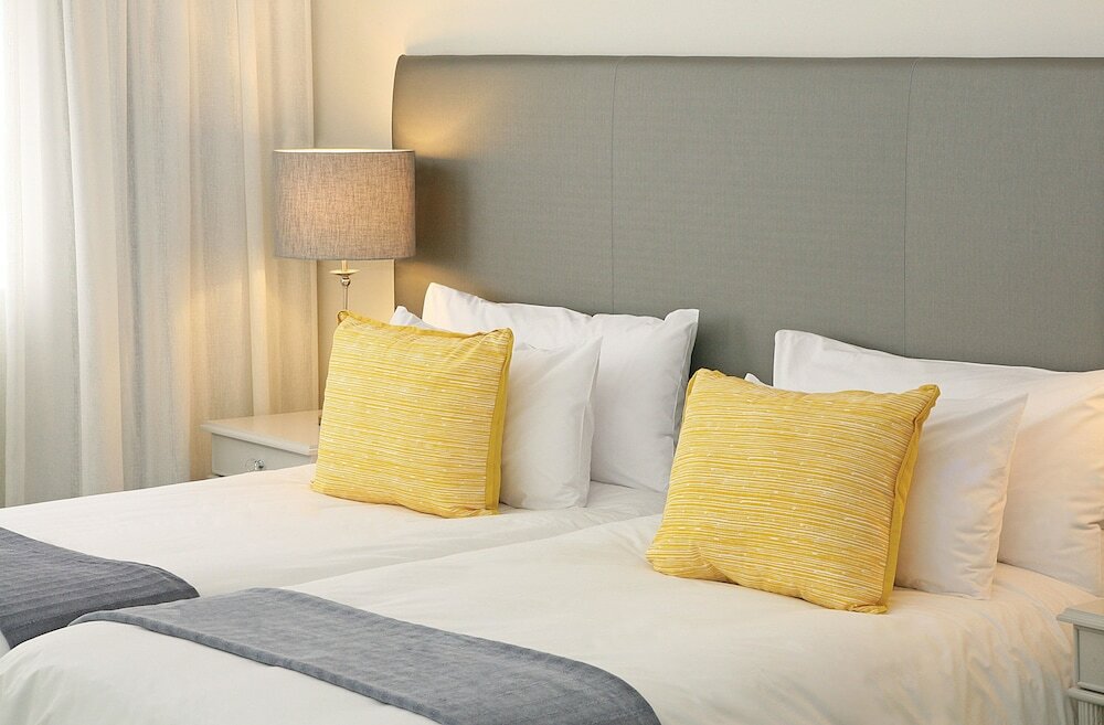 Фото Hollow on the Square City Hotel