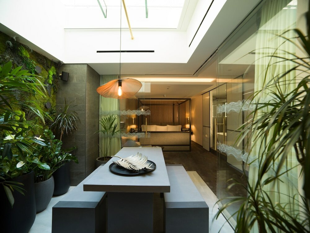 Фото Middle Eight