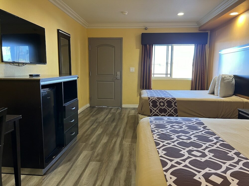 Фото Industry Inn & Suites