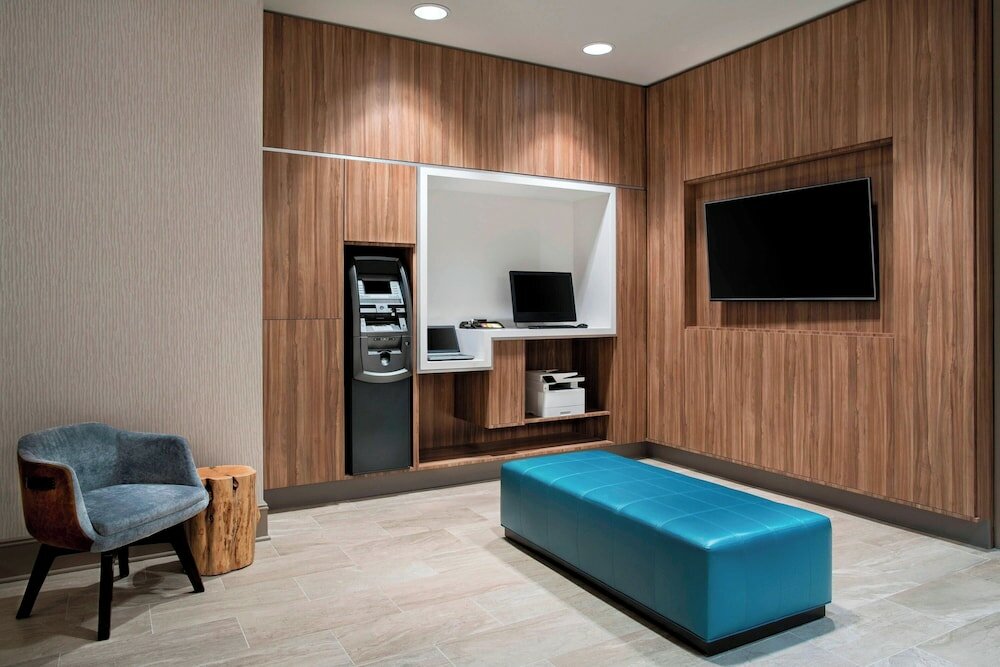 Фото Delta Hotels by Marriott Richmond Downtown